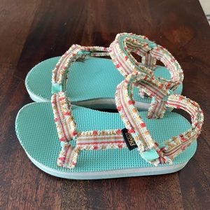 Teva mid form fray girls size 13